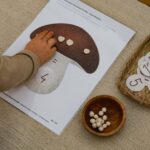 Praca z materialami Montessori Matematyka liczenie przeliczanie printables pdf do druku jesien grzyby cyfry dywanik 6